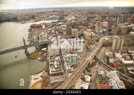 Luftaufnahme der Brooklyn und Manhattan Bridges vom Hubschrauber aus, New York City. Skyline der Stadt von einem hohen Aussichtspunkt - NY - USA Stockfoto
