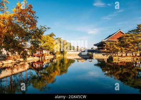 Gyeongbokgung Palast Gyeonghoeru Pavillon im Herbst in Seoul, Korea Stockfoto