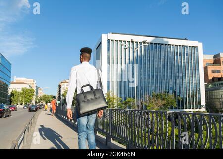 Junger afroamerikanischer Geschäftsmann, der in der Stadt unterwegs ist Stockfoto