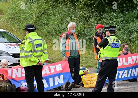 Großbritannien isolieren Klimaaktivisten Demonstranten blockieren den Kreisverkehr A41 M25 in Hertfordshire zwischen Watford und Kings Langley mit Polizei vor Ort Stockfoto