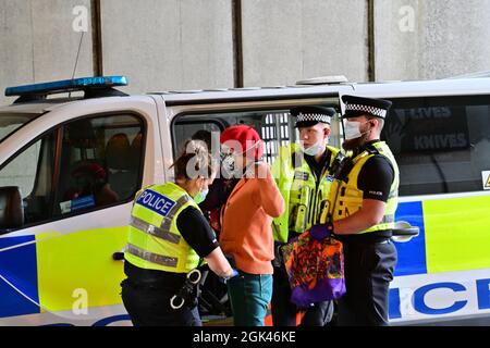 Isolate Britain Climate Aktivist Protestteilnehmer verhaftet Block A41 M25 J20 Kreisverkehr in Hertfordshire zwischen Watford und Kings Langley mit Polizei vor Ort Stockfoto