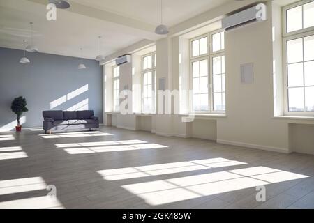 Interieur eines großen leeren Zimmers einer großen modernen unmöblierten Wohnung an einem sonnigen Tag Stockfoto