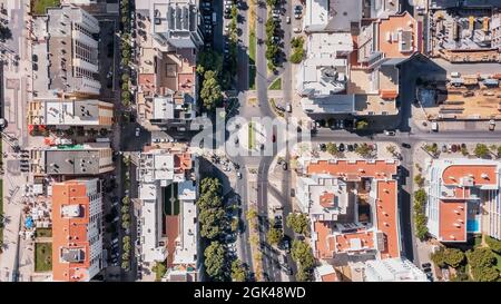 Luftbild von Häusern und Straßen von portugiesischen Städten. Blick von oben., Draufsicht. Quarteira. Stockfoto