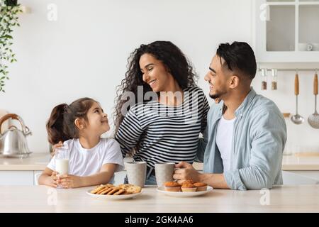 Nette, glückliche Familie, die während des Wochenendes zu Hause frühstückte Stockfoto