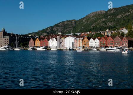 Bryggen, auch bekannt als Tyskebryggen, ist eine Reihe von Handelsgebäuden aus dem hanseatischen Erbe, die sich an der östlichen Seite des Hafens von Vågen in Bergen, Norwegen, befinden Stockfoto