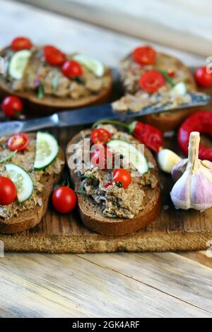 Sandwiches mit Pastete auf einem Holzbrett. Gesunder Snack. Die Keto-Diät. Stockfoto