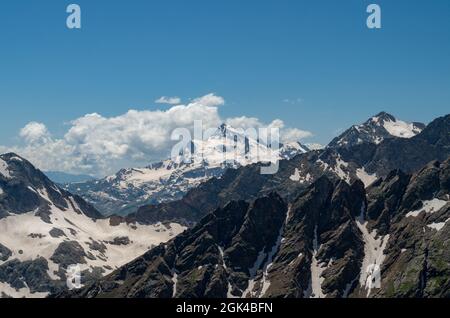 Schöne Landschaft mit den Kaukasus-Bergen. Schneebedeckte Gipfel der Berge aus einer Höhe. Stockfoto