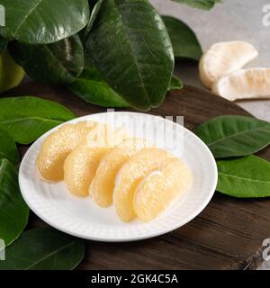 Frischer Pomelo auf grauem Zement-Hintergrund für Mid-Autumn Festival Fruit. Stockfoto