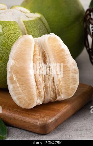 Frischer Pomelo auf grauem Zement-Hintergrund für Mid-Autumn Festival Fruit. Stockfoto