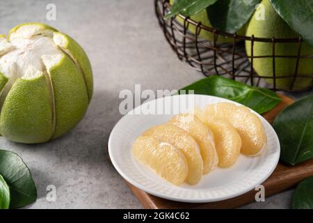 Frischer Pomelo auf grauem Zement-Hintergrund für Mid-Autumn Festival Fruit. Stockfoto