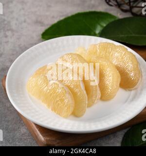 Frischer Pomelo auf grauem Zement-Hintergrund für Mid-Autumn Festival Fruit. Stockfoto