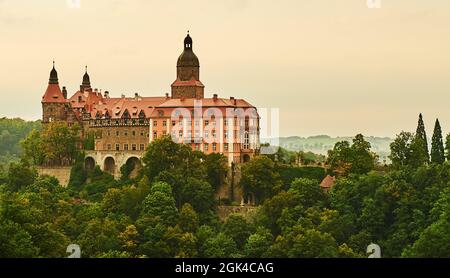 Blick auf das imposante Schloss Ksiaz in Walbrzych, Polen Stockfoto