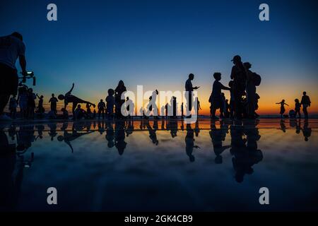 Das berühmte Stadtdenkmal von Zadar - der Gruß der Sonne, wo die Menschen einen wunderschönen Sonnenuntergang über dem Meer beobachten Stockfoto