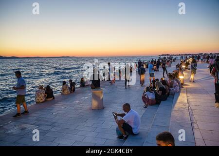 Menschen beobachten Sonnenuntergang über der Adria in Zadar Stadt Kroatien Republik Stockfoto