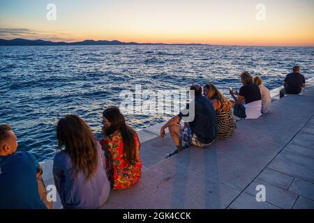 Menschen beobachten Sonnenuntergang über der Adria in Zadar Stadt Kroatien Republik Stockfoto