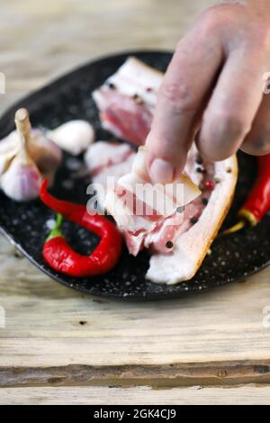 Schmalz mit Fleisch mit Gewürzen und Salz. Salzender Schmalz. Speck. Stockfoto