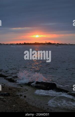 Wunderschöner Sonnenuntergang am Obhur Beach in Jeddah City. Stockfoto