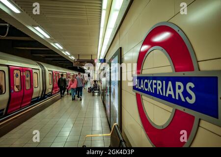 London, September 2021: Bahnsteig der Blackfriars London Underground Station Stockfoto