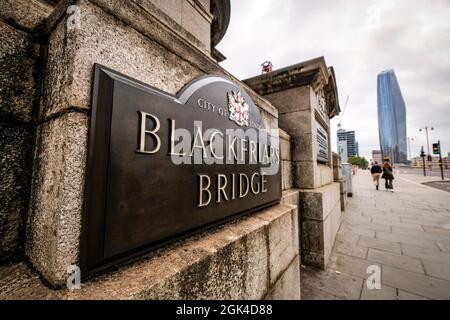 London, September 2021: Schild Blackfriars Bridge. Eine Fuß- und Straßenverkehrsbrücke über die Themse Stockfoto