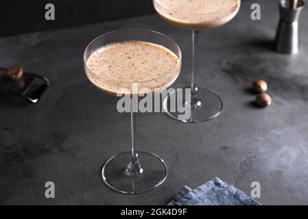 Brandy Alexander Cocktail mit Muskatnuss. Alkohol Urlaub Cocktail Getränk Rezept - Brandy alexander. Stockfoto