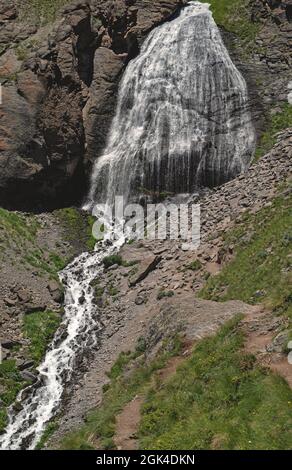 Ein wunderschöner Wasserfall in den Bergen. Frisches Wasser fließt vom Gletscher herunter. Nahaufnahme Stockfoto