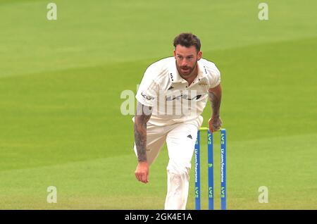 13. September 2021. London, Großbritannien. Surreys Jordan Clark Bowling als Surrey gegen Essex in der County Championship beim Kia Oval, Tag zwei. David Rowe/Alamy Live News Stockfoto