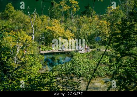 Der Nationalpark Plitviče Seen ist ein berühmtes Waldreservat in Zentralkroatien. Es ist bekannt für eine Kette von 16 terrassenförmig angelegten Seen, die von Wasserfällen, die ex Stockfoto