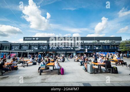 London, September 2021: Euston Station - großer Endbahnhof im Zentrum von London Stockfoto