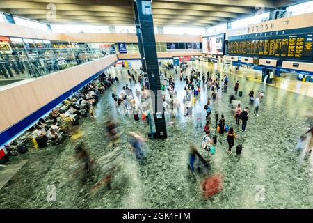 London, September 2021: Euston Station main concourse - Major Railway Endstation in Central London Stockfoto