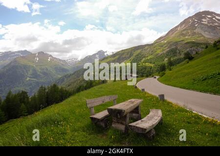 Picknickbank entlang der Großglockner Hochalpenstraße Stockfoto