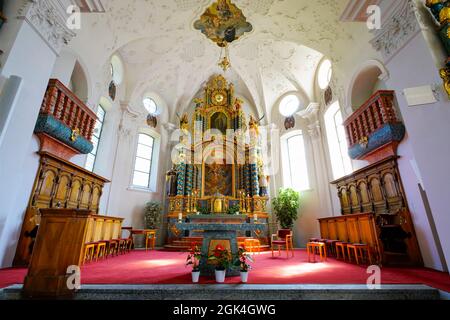 Im Inneren der St. Gallus Kirche im Dorf Wassen. Hochaltar von Jodokus Ritz. Kanton Uri, Schweiz. Stockfoto