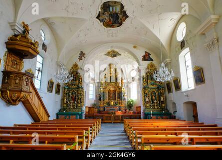 Im Inneren der St. Gallus Kirche im Dorf Wassen, Oberes Reusstal, Schweiz. Die Altäre wurden vom Walliser Eingeborenen Jost Ritz und ar errichtet Stockfoto