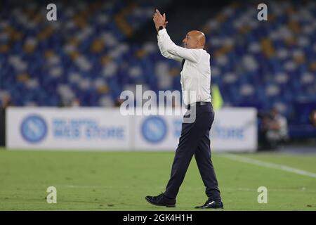 Napoli, Italien. September 2021. Luciano Spalletti Trainer des SSC Napoli begrüßt während des Fußballspiels der Serie A 2021/2022 zwischen dem SSC Napoli und dem FC Juventus am 11. September 2021 im Stadion Diego Armando Maradona in Napoli (Italien). Foto Cesare Purini/Insidefoto Kredit: Insidefoto srl/Alamy Live News Stockfoto
