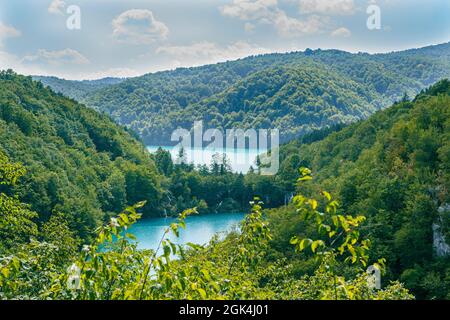 Große Auflösung Landschaft des Nationalparks Plitviče Seen ist ein berühmtes Waldreservat in Zentral-Kroatien. Es ist bekannt für eine Kette von 16 terrassierten Seen, j Stockfoto