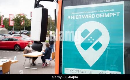 Empelde, Deutschland. September 2021. Ein mobiler Impfbus für Impfungen gegen das Coronavirus ist auf einem Supermarkt-Parkplatz in der Region Hannover abgestellt. Im Impfbus der Region und Stadt Hannover können Bürger spontan mit dem Johnson & Johnson-Impfstoff geimpft werden. In einer Impfwoche '#HierWirdGeimpft' wenden sich Bund, Länder und Gemeinden gezielt an Menschen, die noch keine Corona-Impfung erhalten haben. Quelle: Julian Stratenschulte/dpa/Alamy Live News Stockfoto