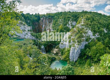 Große Auflösung Landschaft des Nationalparks Plitviče Seen ist ein berühmtes Waldreservat in Zentral-Kroatien. Es ist bekannt für eine Kette von 16 terrassierten Seen, j Stockfoto