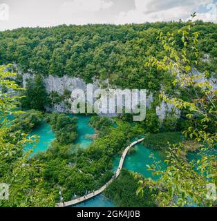 Große Auflösung Landschaft des Nationalparks Plitviče Seen ist ein berühmtes Waldreservat in Zentral-Kroatien. Es ist bekannt für eine Kette von 16 terrassierten Seen, j Stockfoto