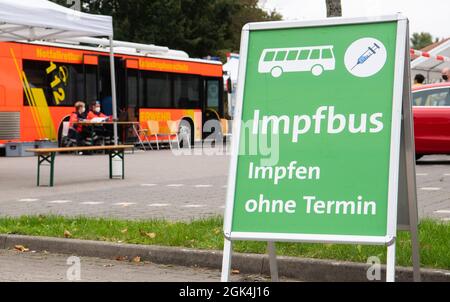 Empelde, Deutschland. September 2021. Ein mobiler Impfbus für Impfungen gegen das Coronavirus ist auf einem Supermarkt-Parkplatz in der Region Hannover abgestellt. Im Impfbus der Region und Stadt Hannover können Bürger spontan mit dem Johnson & Johnson-Impfstoff geimpft werden. In einer Impfwoche '#HierWirdGeimpft' wenden sich Bund, Länder und Gemeinden gezielt an Menschen, die noch keine Corona-Impfung erhalten haben. Quelle: Julian Stratenschulte/dpa/Alamy Live News Stockfoto