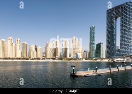 Dubai, Vereinigte Arabische Emirate, 02/07/2020. Jumeirah Beach Residence direkt am Strand mit neuem The Address Residences Jumeirah Resort and Spa Gebäude. Stockfoto