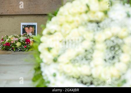 Am 20. Jahrestag der Anschläge, dem 11. September 2020, besuchen Menschen ein Denkmal für die Opfer der Terroranschläge von 9/11 auf dem Grosvenor Square in London Stockfoto