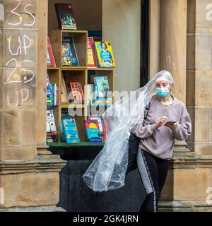 Preston, Lancashire. Wetter in Großbritannien. 13. September 2021. Geschäfte, Einkäufer, die an einem regnerischen Tag im Stadtzentrum einkaufen. Kredit; MediaWorldImages/AlamyLiveNews Stockfoto