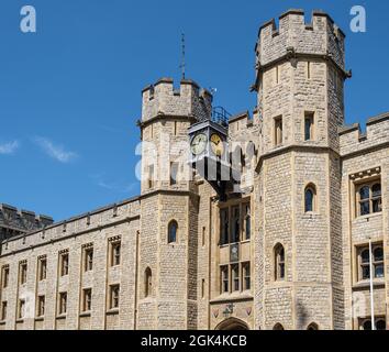 Die 1078 erbaute Waterloo-Kaserne ist eines der Hauptgebäude des Tower of London und beherbergt die berühmten britischen Kronjuwelen. Stockfoto