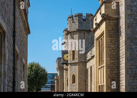 Die 1078 erbaute Waterloo-Kaserne ist eines der Hauptgebäude des Tower of London und beherbergt die berühmten britischen Kronjuwelen. Stockfoto