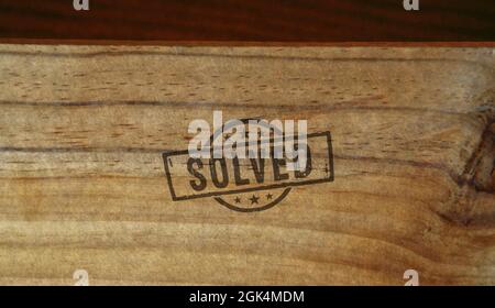 Gelöster Stempel auf Holzkiste gedruckt. Problemlösungskonzept. Stockfoto