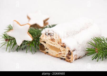 Christstollen, traditonaler weihnachtskuchen mit Nüssen, Bündeln, Marzipan auf blauem Hintergrund Stockfoto