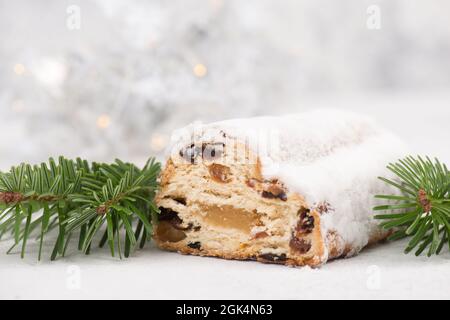 Christstollen, traditonaler weihnachtskuchen mit Nüssen, Bündeln, Marzipan auf blauem Hintergrund Stockfoto