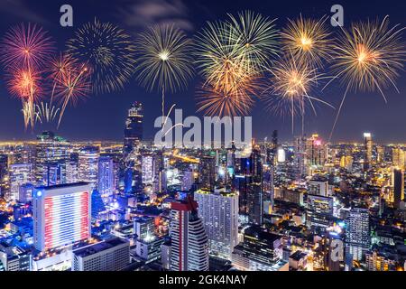 Buntes Silvesterfeuerwerk mit Skyline von bangkok in der Nacht Stockfoto