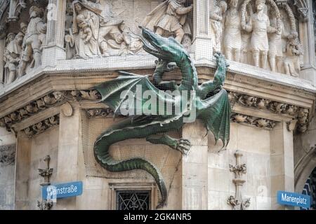 Wurmeck im Neuen Rathaus Drachenskulptur in Verbindung mit einer mittelalterlichen Pestlegende - München, Bayern, Deutschland Stockfoto