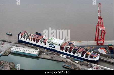 Schiff, das die Schleuse an den Seaforth Docks, Port of Liverpool, Merseyside, Nordwestengland, Großbritannien, erreicht Stockfoto