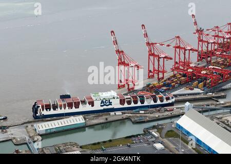 Schiff, das die Schleuse an den Seaforth Docks, Port of Liverpool, Merseyside, Nordwestengland, Großbritannien, erreicht Stockfoto